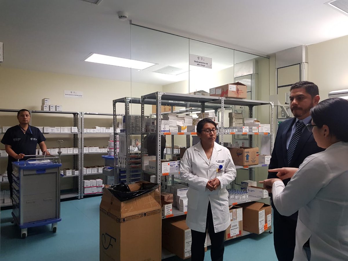 HCalderon_MSP's tweet photo. El nuevo gerente del Hospital @holgergarciach1 tras su posesión, ha recorrido varias áreas hospitalarias para conocer el funcionamiento de los servicios y verificar la correcta atención de los usuarios. #SaludParaTodos @Salud_CZ9 https://t.co/nQucvnXssk