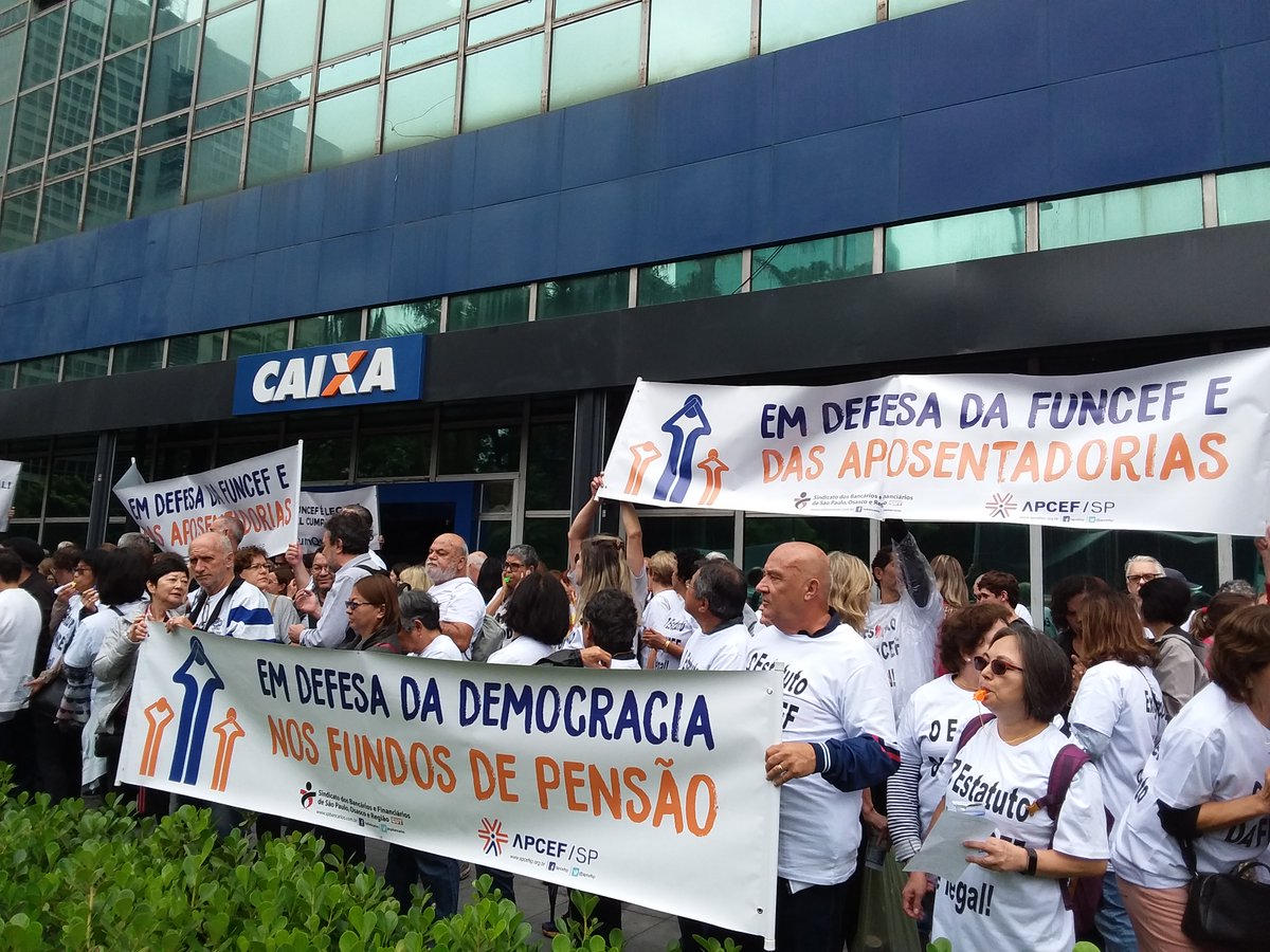 spbancarios's tweet photo. No Dia dos Aposentados, empregados defendem a Funcef. Saiba como foi a manifestação: https://t.co/XGt4veJ2c6 https://t.co/cuVTKUnJy6