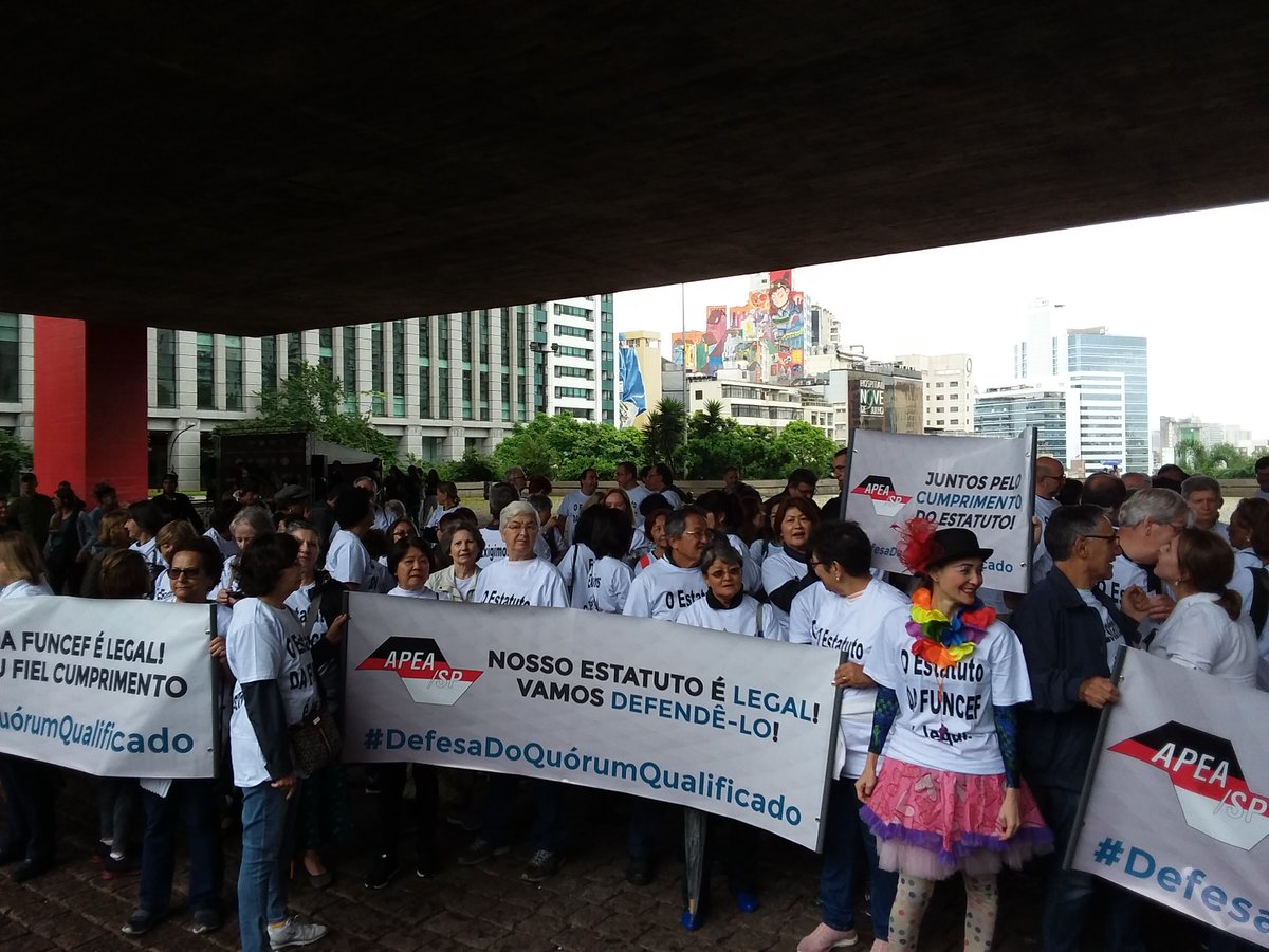 spbancarios's tweet photo. No Dia dos Aposentados, empregados defendem a Funcef. Saiba como foi a manifestação: https://t.co/XGt4veJ2c6 https://t.co/cuVTKUnJy6