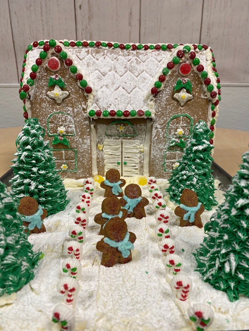 ArreguinNichole's tweet photo. When you win, you eat!!! #NumberOneSpot #GingerDough #Picklemans #RedFriday #EatingGoodInTheNeighborhood #GingerbreadHouseConest #Winning @WesleyKyleNeal @TeamOakPark @SeanHopper15 @ATT https://t.co/iBFPFCn151