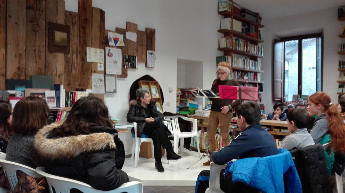 Denise_gioco's tweet photo. @Ic_Viguzzolo Giornata della memoria: racconto dal libro "La fossa dei lucci" dell'autrice Caterina Galizia, letto da Giuditta Manganoni, animatrice musico-teatrale, e gioco dibattito organizzato dalla Biblioteca di San Sebastiano e rivolto alla scuola primaria e secondaria. https://t.co/tOTpCTtvpJ