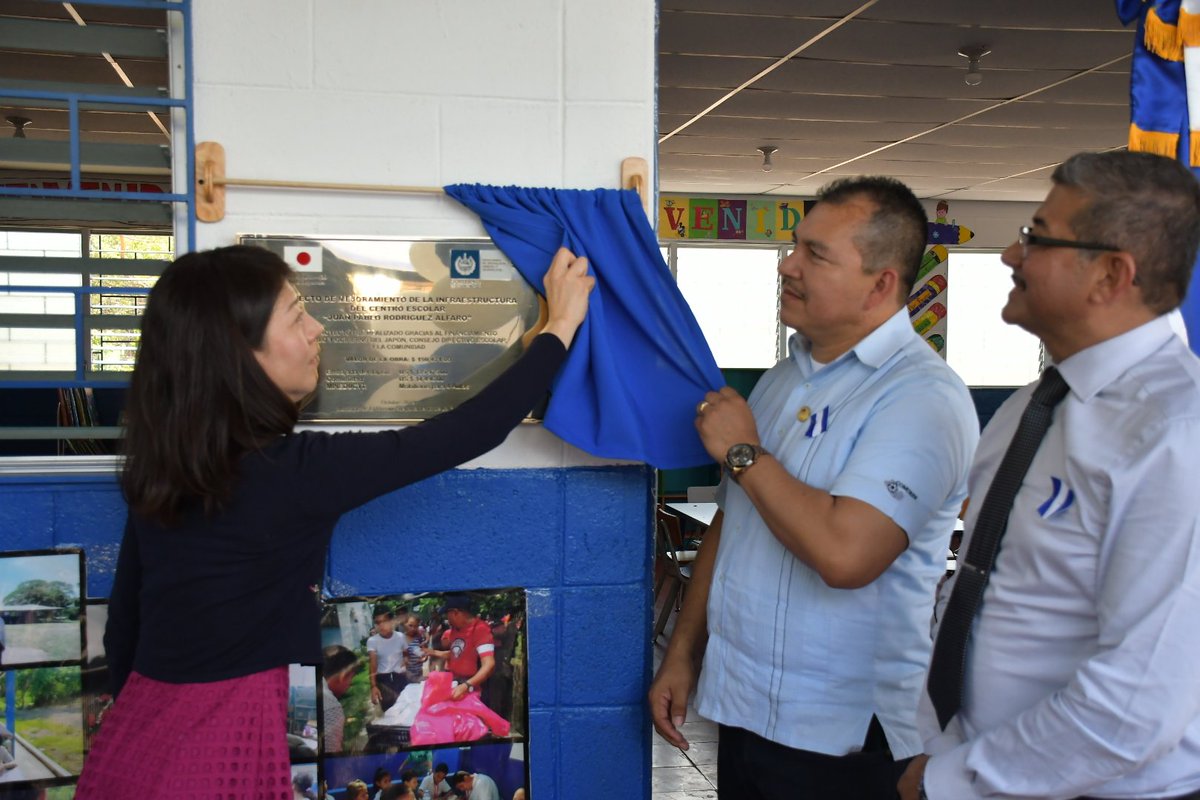 Esta mañana inauguramos el proyecto "Mejoramiento de la Infraestructura del Centro Escolar Juan Pablo Rodríguez Alfaro", municipio de El Rosario, departamento de La Paz.