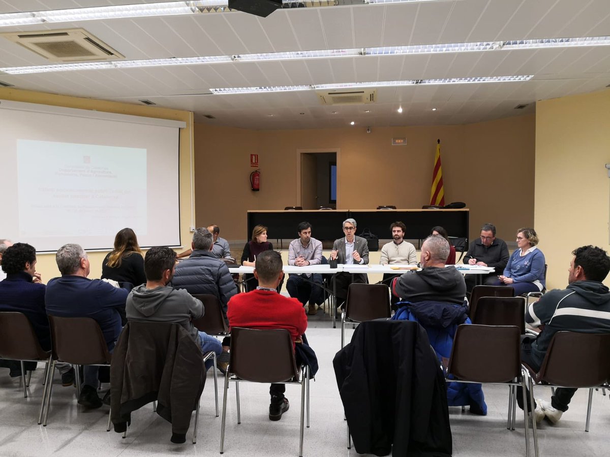 escantlham's tweet photo. Acabem de presentar a Vilanova l’experiència pilot de caracterització socioeconòmica del sector pesquer que durem a terme la propera setmana, mitjançant l’equip de l’Institut Català de Recerca per la Governança del Mar. Un estudi que ens ajudarà a gestionar millor @agriculturacat https://t.co/kIs4oKAWr1