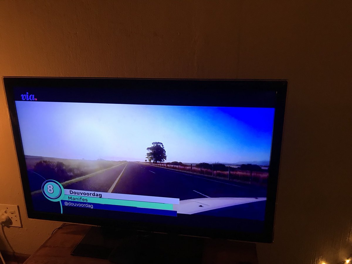 Baie dankie <a href="/JoshuaNaDieReen/">Joshua Na Die Reën</a> dat #Manifes jou nr.8 video was op #KlinkSoosNaweek was vanaand! Net jammer hulle het per ongeluk #Desembers se video gespeel 😂 <a href="/viatv/">VIA TV</a>