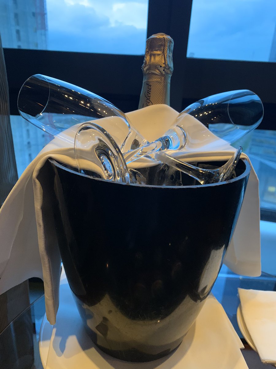 lagran_escapada's tweet photo. Después de la súper noche #LogitravelBirratour 🥳🍺, de las decenas de horas frente a la pantalla (y a Twitter) 🤓 y de las toneladas de nervios... 🤪 nos damos un respiro 💆🏻♀️💆🏼♀️ y un caprichín 🥰 Porque sí, aún queda tarea post fiestón pero... ¡Hay tiempo para todo! 😉 #ComoReinas https://t.co/ALcXzhUPEY