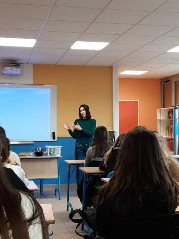 l_oriette's tweet photo. Rencontre avec @ValerieHayer , députée au @Europarl_FR , au collège de l'Oriette avec les élèves de 3ème sur le thème de l'engagement citoyen en politique. Des échanges riches et intéressants. @acnantes @lamayenne https://t.co/fx8xVnGszk