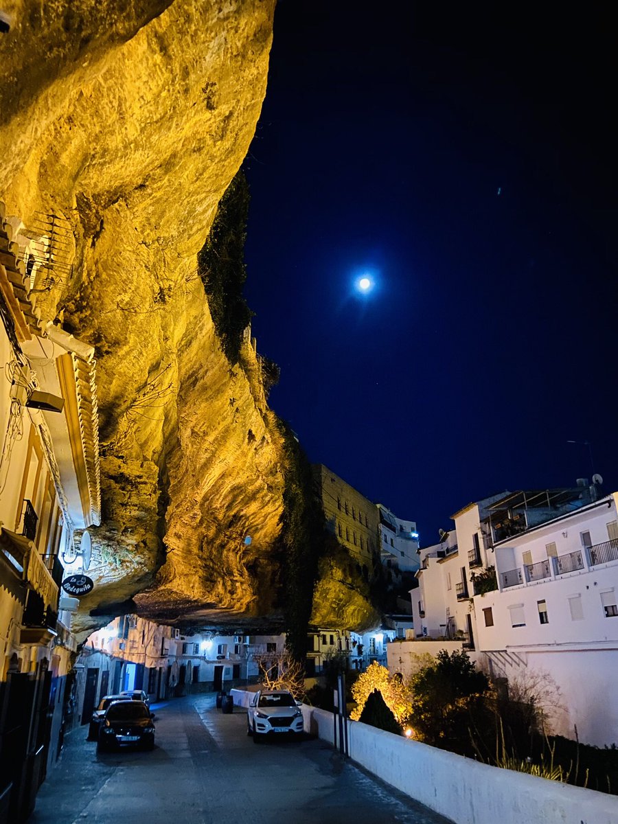 Con esta preciosa instantánea de Setenil, uno de los pueblos más bonitos de España y referente del turismo interior nacional, os deseamos feliz fin de semana a todos.
¡Disfruten de esta hermosa realidad! 
<a href="/LosPueblosmbe/">Pueblos más bonitos</a> <a href="/CadizTurismo/">Turismo de la provincia de Cádiz</a> <a href="/viveandalucia/">Vive Andalucía</a> <a href="/TurismoAND/">Consejería de Turismo y Andalucía Exterior</a> <a href="/TurismoAndaluz/">Turismo Andalucía</a>