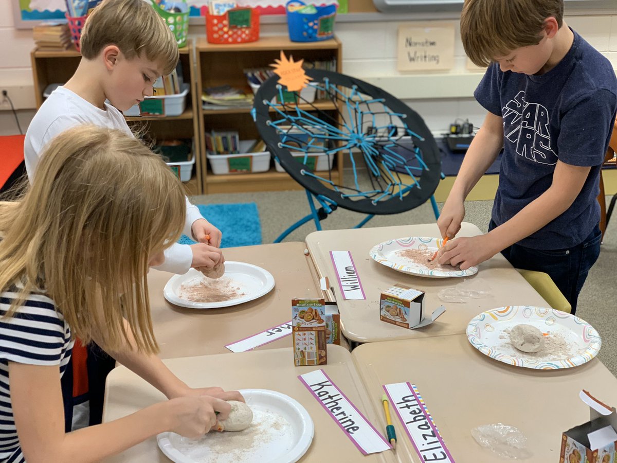 YvonneAStroud1's tweet image. Paleontologists at work. It’s not an easy job. #hardworkbutfun