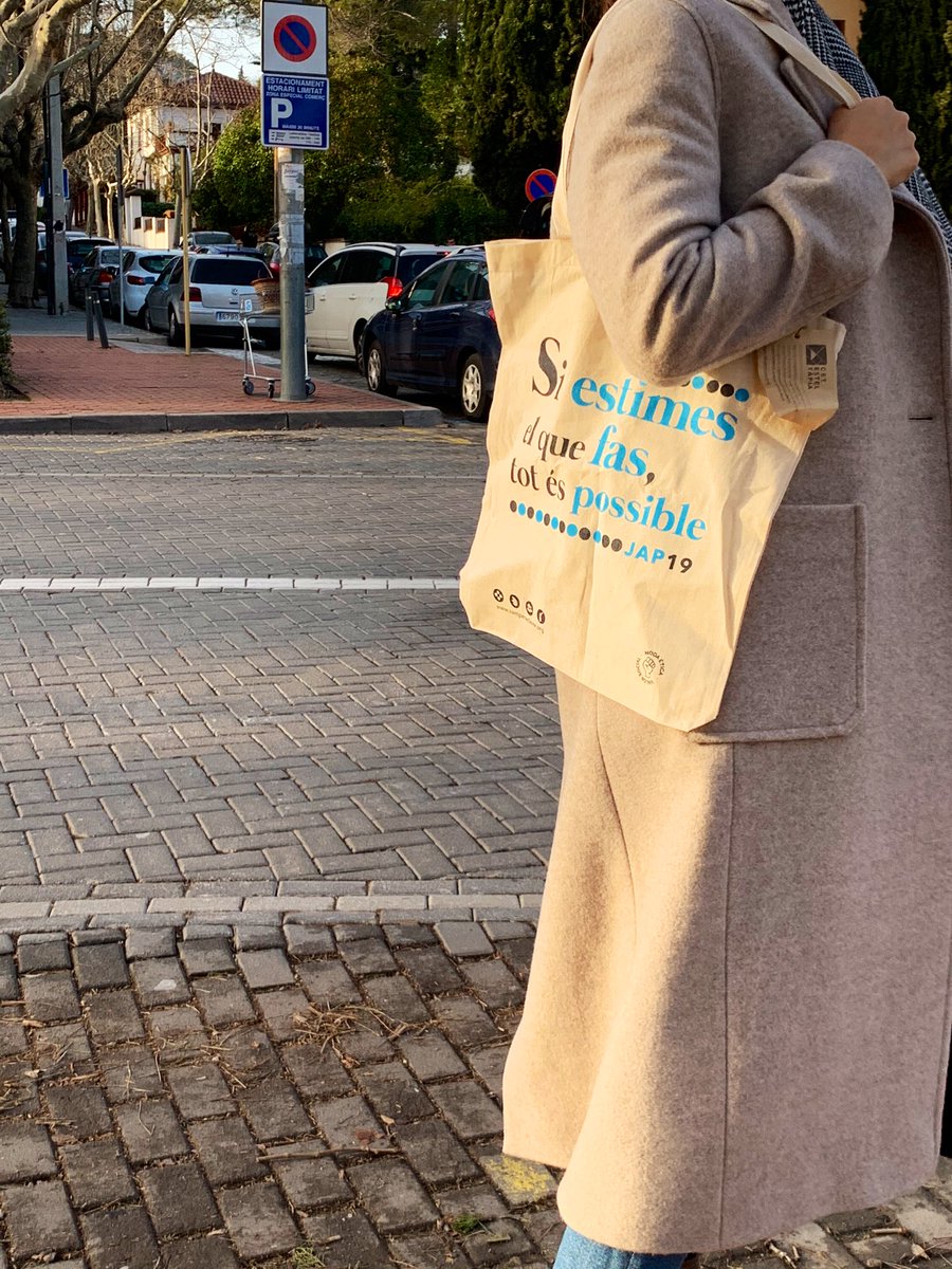 misju's tweet photo. Hi ha dies com el d’avui que “Si #estimes el que fas, tot és #possible” #JAP20 #JAP4future #goforIt
Disseny @pipiripops, producció #CET @EstelTapia idea @fundspereclaver amb la gran @m_queipo #Bagsthatcare #FridayRocks          #DigitalFutureChallenge #HappyWeekend https://t.co/X4IHE8mfSZ