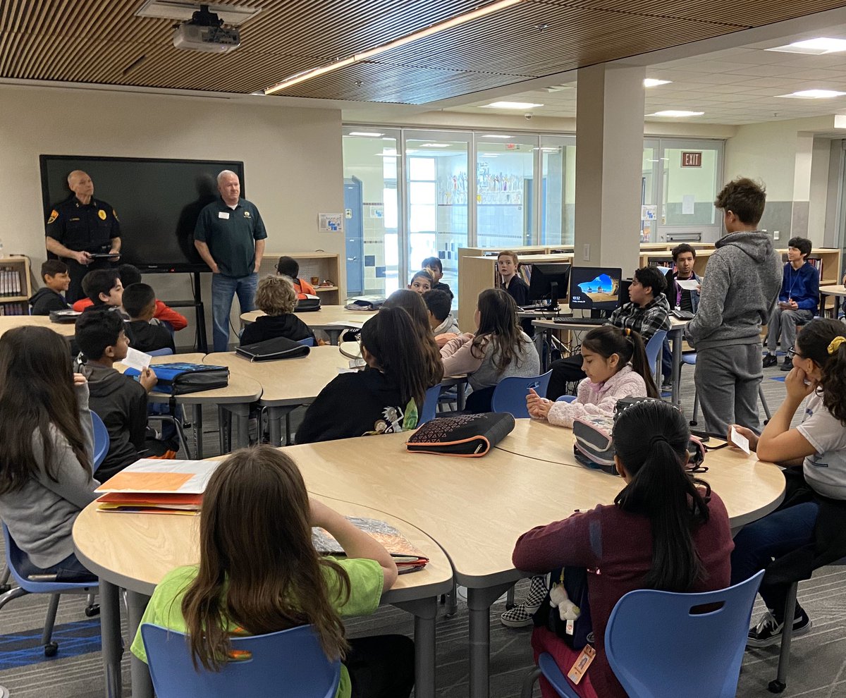 CharliePerryman's tweet image. #EMSISDSS students @hms_hawks engaged in the civic process today by hosting a town hall with community leaders to ask questions about issues impacting the community. Thank you Chief Howell @SAGINAWPOLICE and @mayorflippo. Big shout out to Corey McElroy and Matthew Hayes #EMSProud