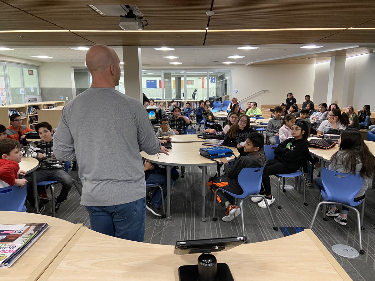 CharliePerryman's tweet image. #EMSISDSS students @hms_hawks engaged in the civic process today by hosting a town hall with community leaders to ask questions about issues impacting the community. Thank you Chief Howell @SAGINAWPOLICE and @mayorflippo. Big shout out to Corey McElroy and Matthew Hayes #EMSProud