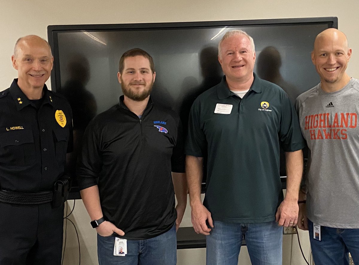 CharliePerryman's tweet image. #EMSISDSS students @hms_hawks engaged in the civic process today by hosting a town hall with community leaders to ask questions about issues impacting the community. Thank you Chief Howell @SAGINAWPOLICE and @mayorflippo. Big shout out to Corey McElroy and Matthew Hayes #EMSProud