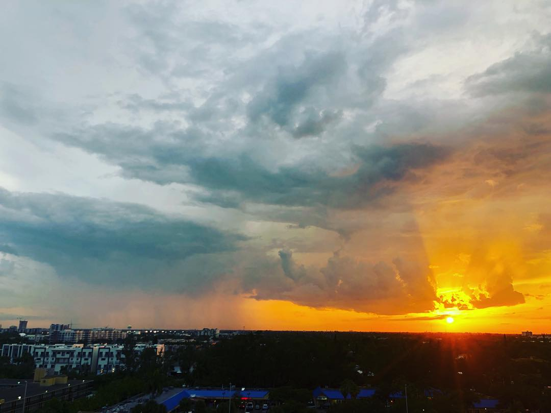 RIVAResidences's tweet photo. A beautiful start to a wonderful weekend. #sunsets at RIVA. | #LifeAtRIVA 📸 @adam_duckworth

#sunset #riva #rivaresidences #fortlauderdalrealestate #fortlauderdalesunset #sunsetviews #skylineviews https://t.co/Xr7GpHLe7v