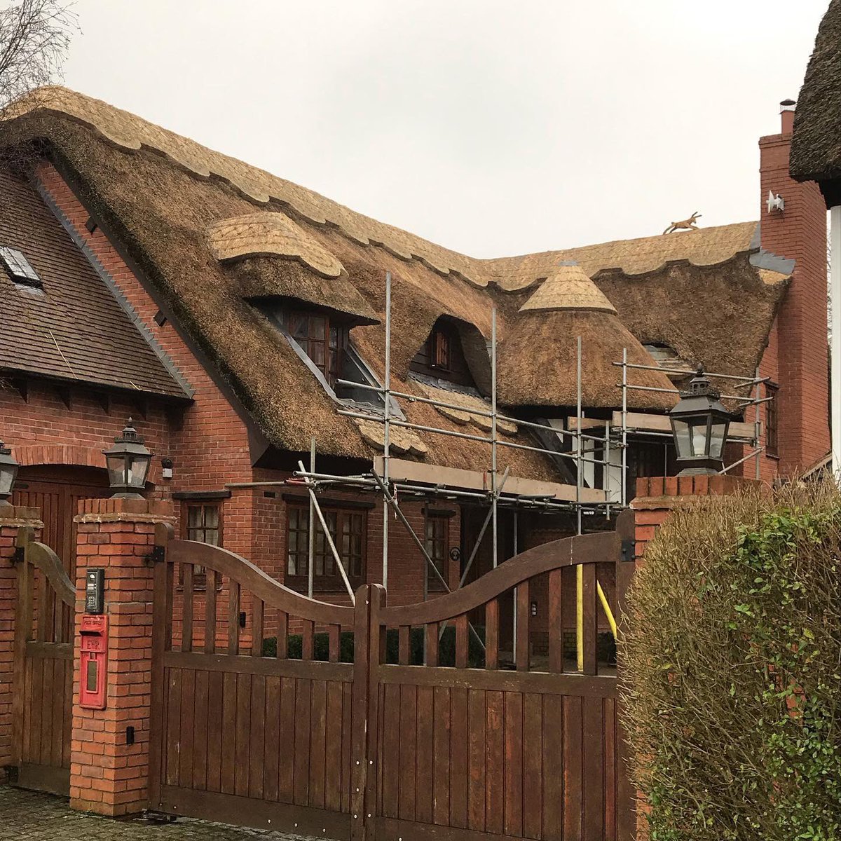 hofethatch's tweet photo. First big job of the year complete. Large re-ridge on the Warwickshire/leicestershire boarder. Fantastic team effort and a great job by liam on the dressing of the old coat, putting his right arm to good use!! https://t.co/aQpXEEVxUt
