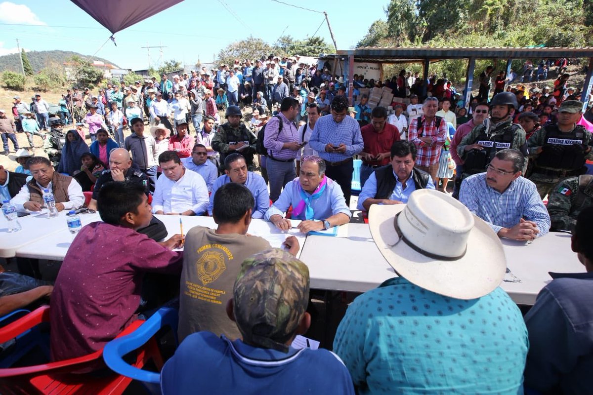 HectorAstudillo's tweet photo. He querido venir a Alcozacán a dialogar de manera personal y directa con los habitantes de esta localidad de Chilapa y expresar mi solidaridad a los deudos de los lamentables hechos suscitados en días pasados. https://t.co/JTpemgPgpa