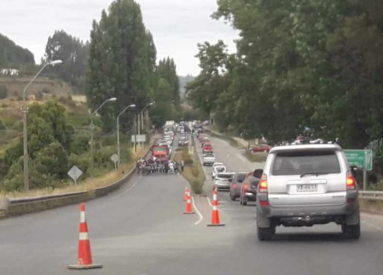 TTILosLagos's tweet photo. ⚠️🔴 AHORA #Chiloé: marcha avanzado por #Ruta5 altura Sodimac, de sur a norte.

Tránsito ralentizado desde salida #Castro, preacaución automovilistas 🚗🚐 #TenTen #LlauLlao https://t.co/cwqDp8y09U