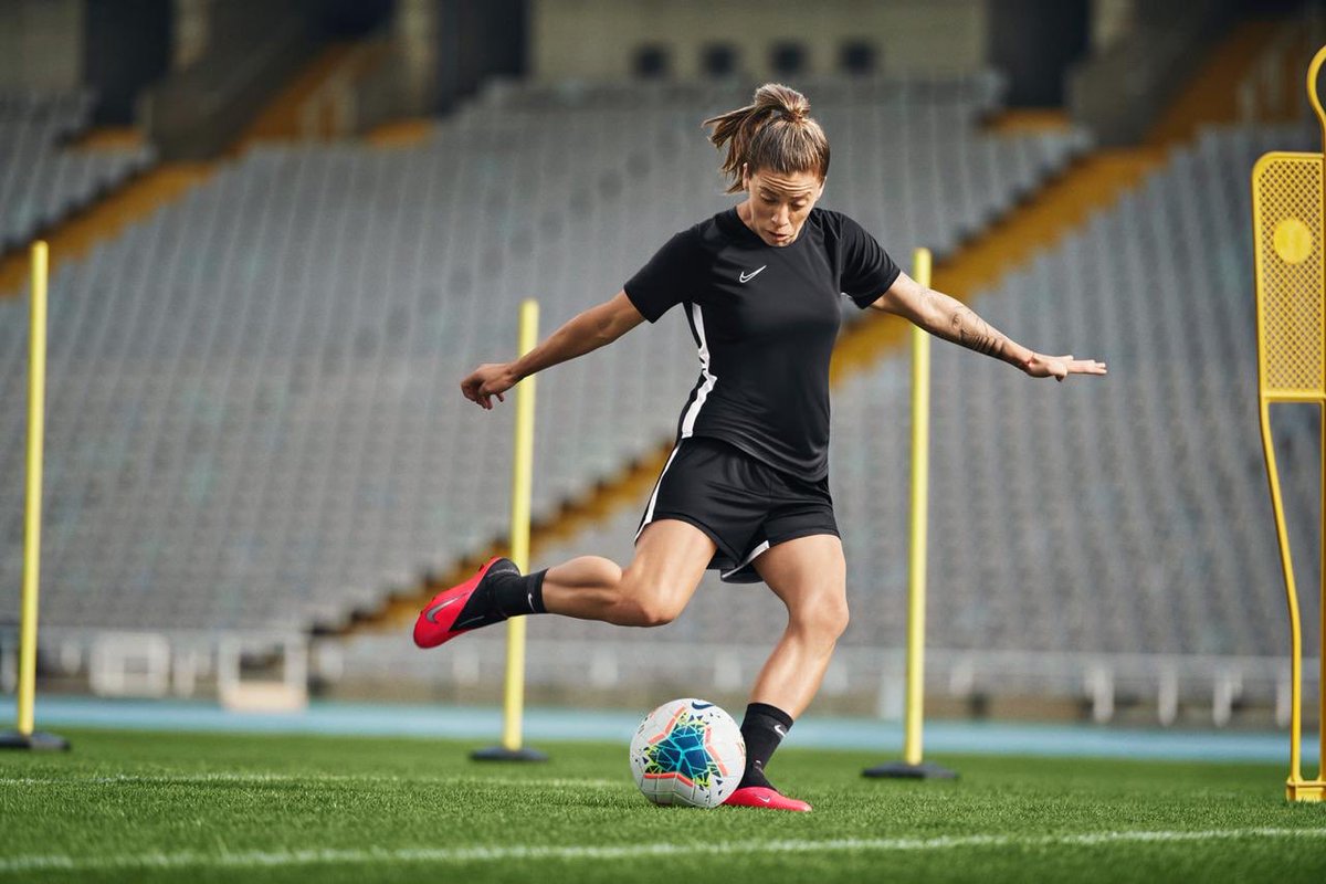 FemeninoAFA's tweet photo. Ruth Bravo, ex-jugadora de #Boca y actualmente en el @RayoFemenino, protagoniza la campaña de los nuevos #PhantomVSN2 ⚡️, diseñados para favorecer la agilidad y los movimientos de ataque en espacios reducidos. ¿Te gustan los nuevos botines de @nikefootball? https://t.co/rag8l0BdNG