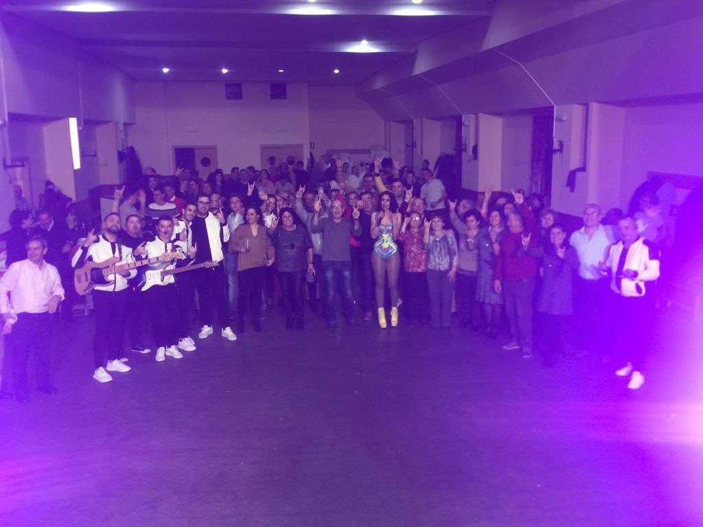 OAzabache's tweet photo. Gracias Carpio!!! Fue como siempre una gran noche!!!
•
•❤️
• Desde principio a fin!! Con la ❄️ que cayó!!
•
•
#orquestaazabache
#carpio https://t.co/Qd5lF5Bjb2