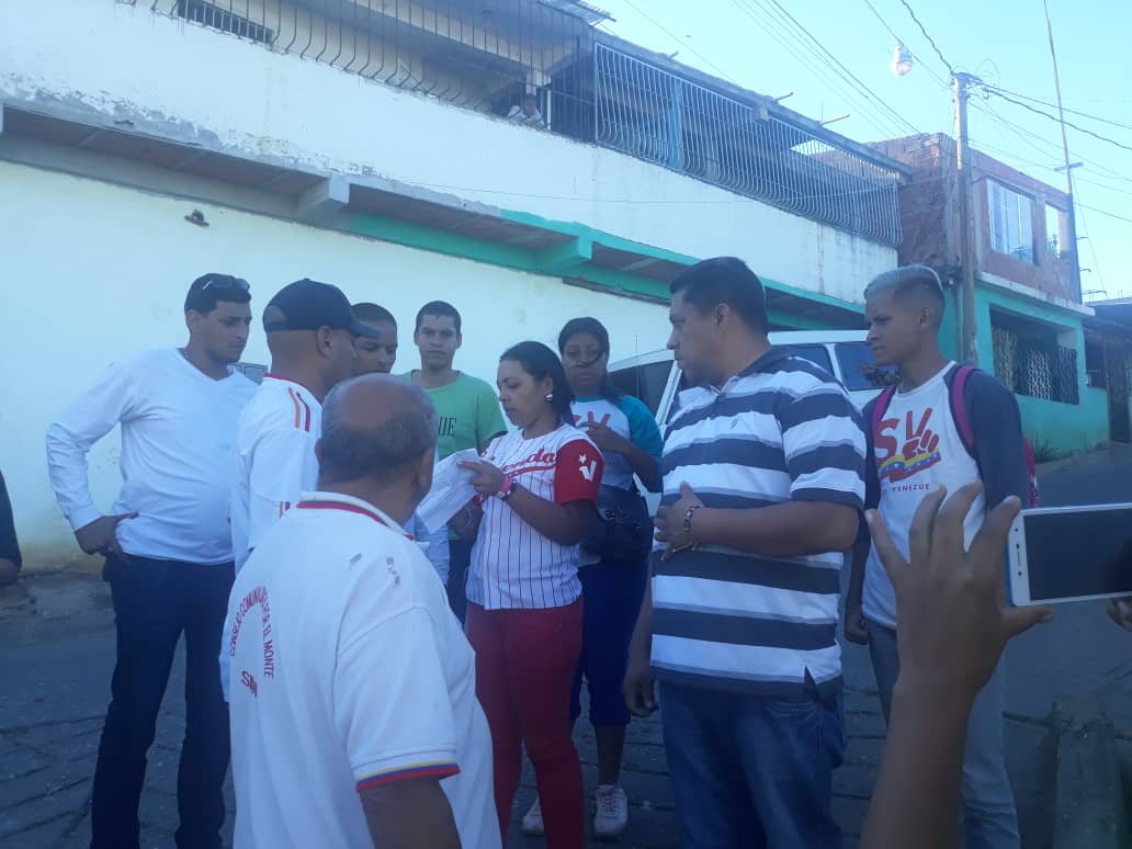 jimmygudino's tweet photo. Jue23Ene. En el Barrio Monte Sinai, en inspección junto al gobierno nacional, listos para inaugurar La Base de Misiones de 7 Comunidades donde se atenderá 1589 familias. Gobierno, partido y pueblo juntos en la atención a las victimas de la Guerra Económica. @NicolasMaduro https://t.co/2neptJ0N9E