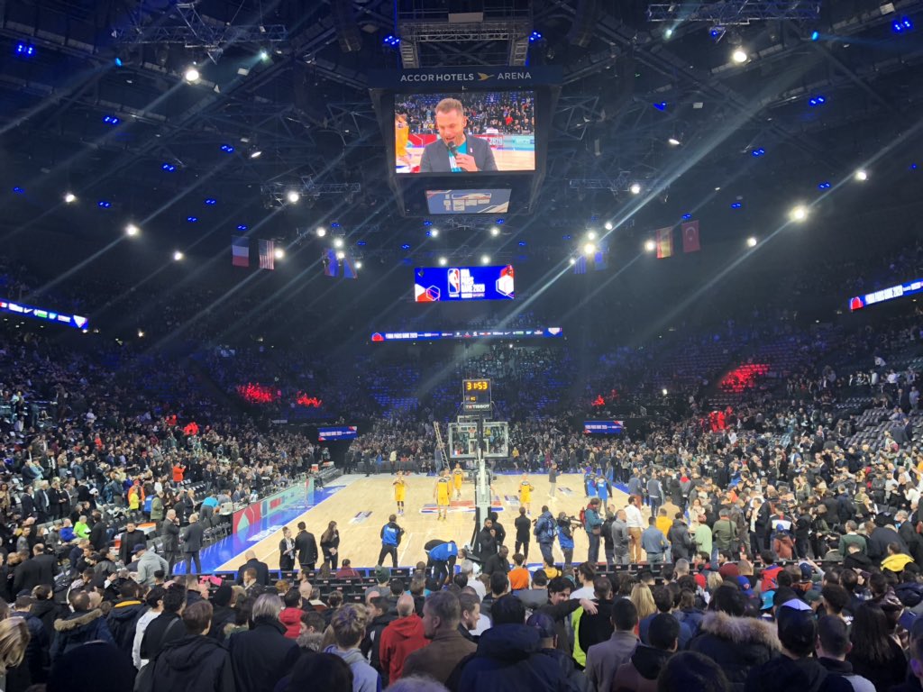MarkKassWIAHOF's tweet photo. Made it to our seats at @nba @NBAFRANCE @bucks vs. @hornets in #Paris. Ran into my fellow Milwaukee execs @ManpowerGroup @JonasPrising and @johnsoncontrols @GeorgeOliverJCI, who flew in today from #wef. Fun atmosphere. https://t.co/EgLPGYHXMw