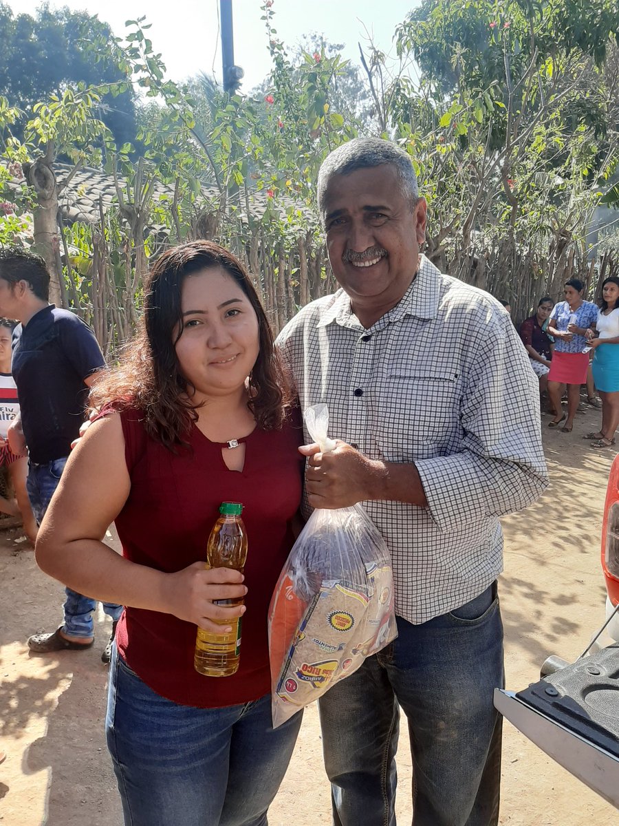 GobMGuaymango's tweet photo. Nuestro Alcalde Domingo Mendoza sigue con la entrega del paquete alimenticio para los agricultores organizados esta mañana visitó caserío los Rivas Cauta Abajo @GobMGuaymango  Así Avanza Guaymango https://t.co/HO4Fyu5Djf