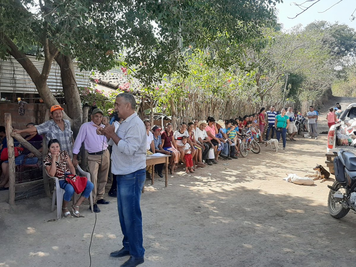 GobMGuaymango's tweet photo. Nuestro Alcalde Domingo Mendoza sigue con la entrega del paquete alimenticio para los agricultores organizados esta mañana visitó caserío los Rivas Cauta Abajo @GobMGuaymango  Así Avanza Guaymango https://t.co/HO4Fyu5Djf