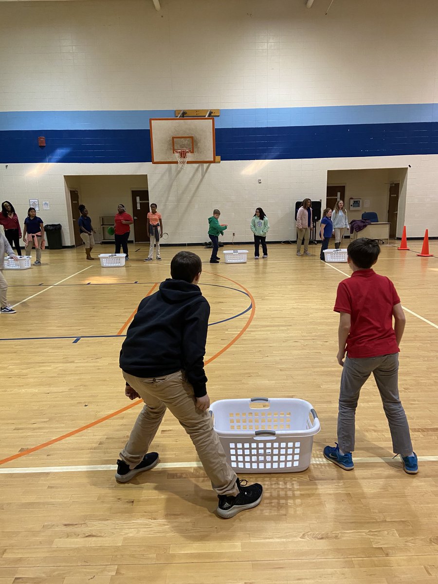 _CoachGMaddox's tweet photo. 6th Grade working on the KanJam Skills #EmpowerCMS #CMSPE #kanjam @Cburgmiddle @jenajonescms @jackscms @AshleyGableCMS https://t.co/98w5nCKIYm