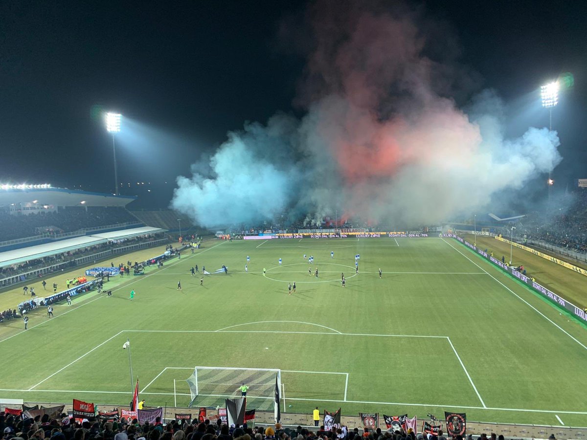 Ci siamo anche stasera, dai ragazzi 🔴⚫️ Forza #Milan! #BresciaMilan