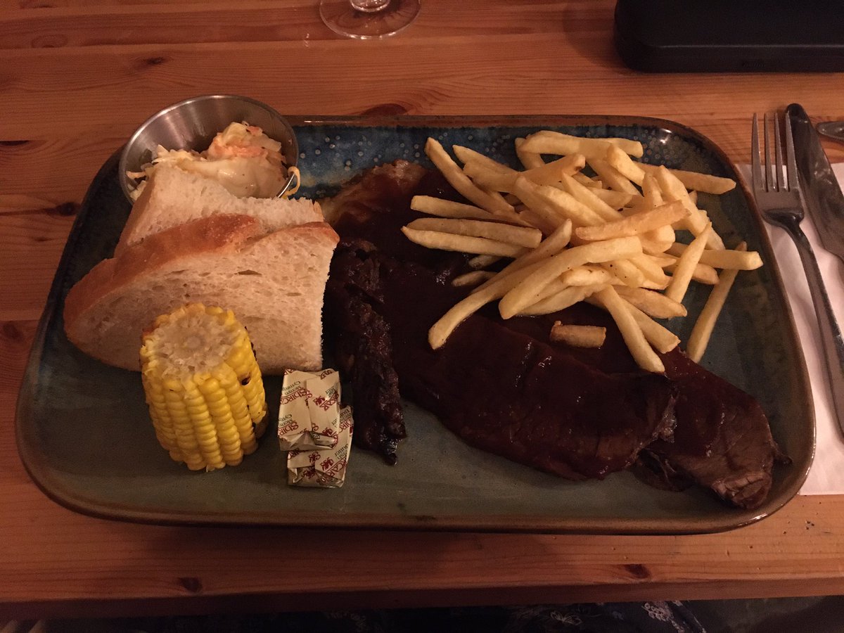 melandjake99's tweet photo. #Ad #Hosted So the Knights Tafarn was closed in Bluestone Wales but we ate in the Farmhouse Grill instead and can recommend the steak and ale pie and the brisket which melted in the mouth - delicious. We also won the quiz BONUS! #bluestoneblogger #travel #travelblogger https://t.co/yjwxq2lhIH