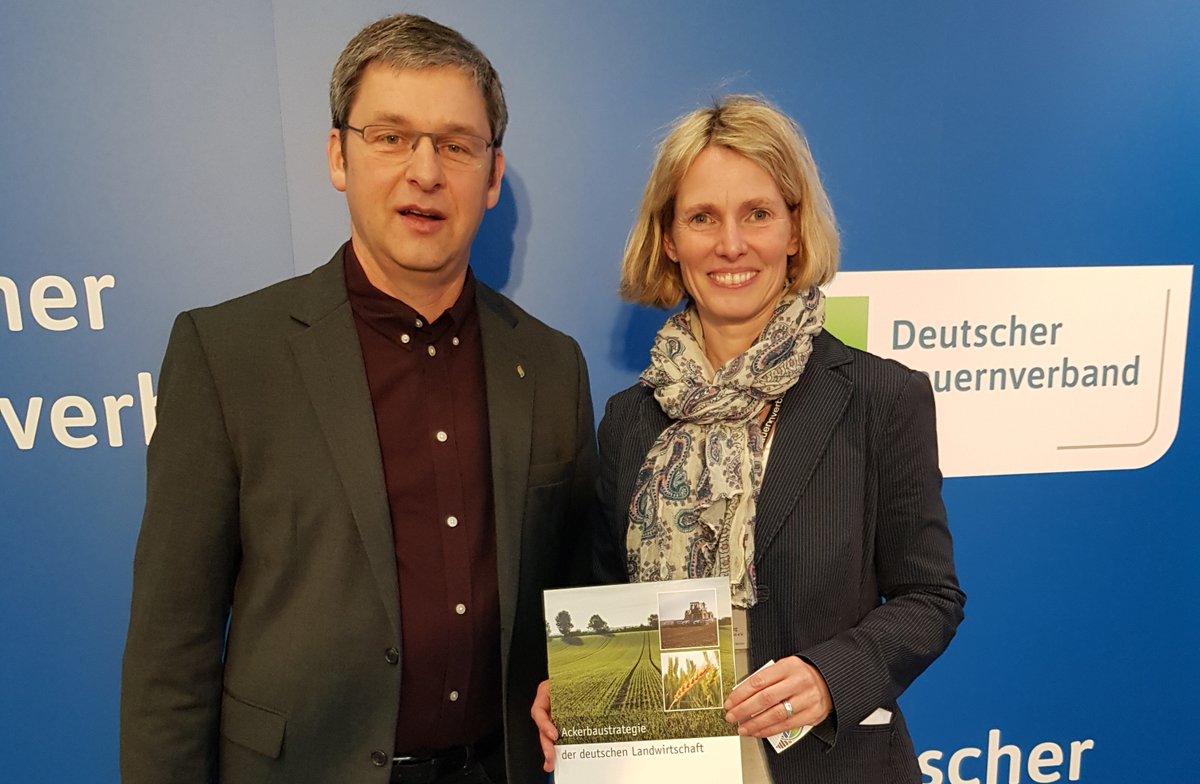 <a href="/EU_Agri/">* relocated *</a> <a href="/EU_H2020/">Horizon 2020</a> Ein sehr angenehmer Gedankenaustausch mit dem <a href="/Bauern_Verband/">Deutscher Bauernverband e.V.</a> über Handlungsoptionen zur Reduzierung von Stickstoffverlusten und Treibhausgasemissionen durch einen ressourcen-schonenden Getreidebau.

<a href="/jrukwied/">Joachim Rukwied</a> <a href="/modernelw/">Die Moderne Landwirtschaft</a>