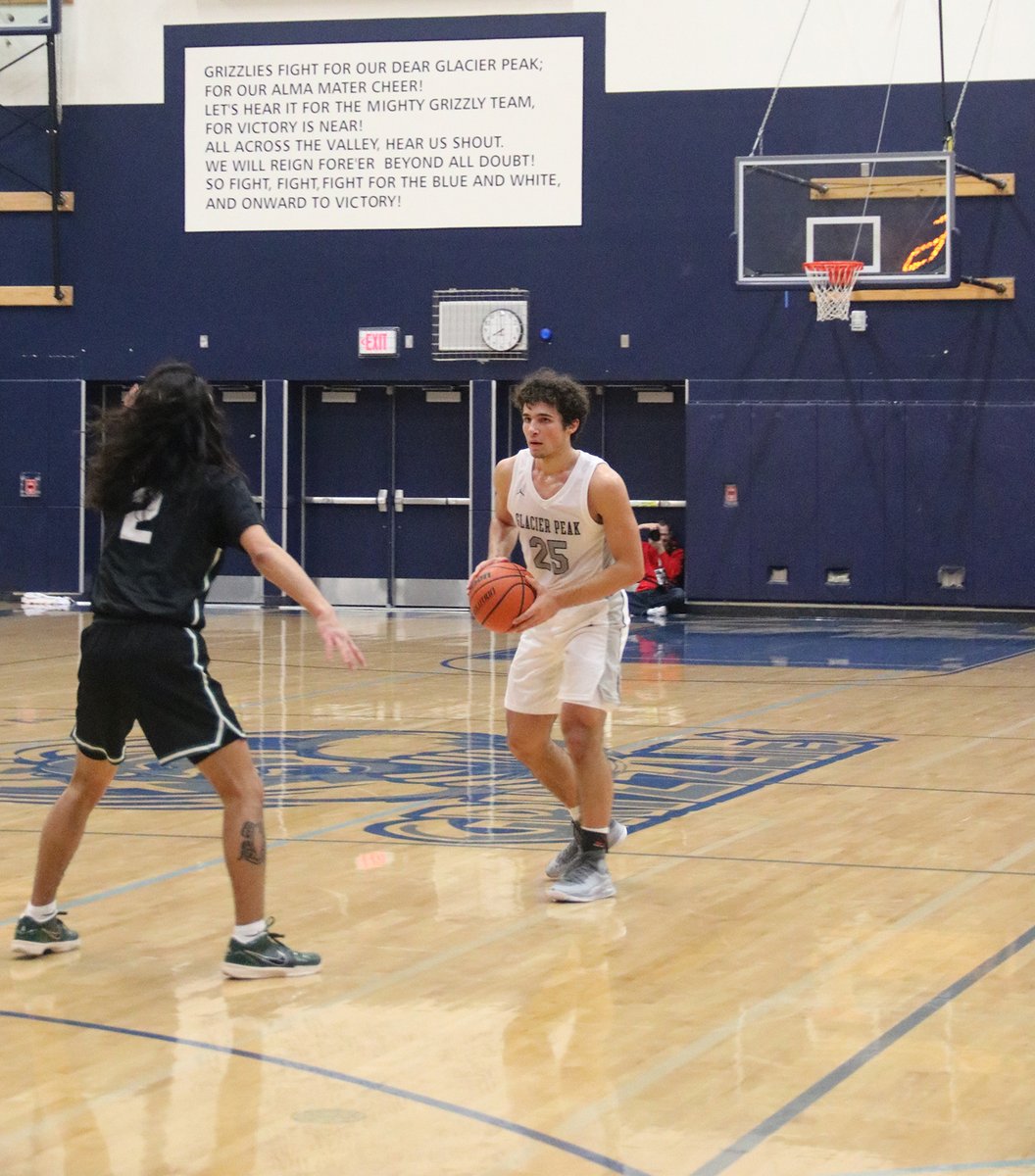 AllTheEdge's tweet photo. Senior Brayden Quantrille prepares to pass during the varsity basketball game against Jackson on Jan. 10. GP won the home game 60-27.

photo by: Olivia Scherzinger https://t.co/7qgUhSpUjF