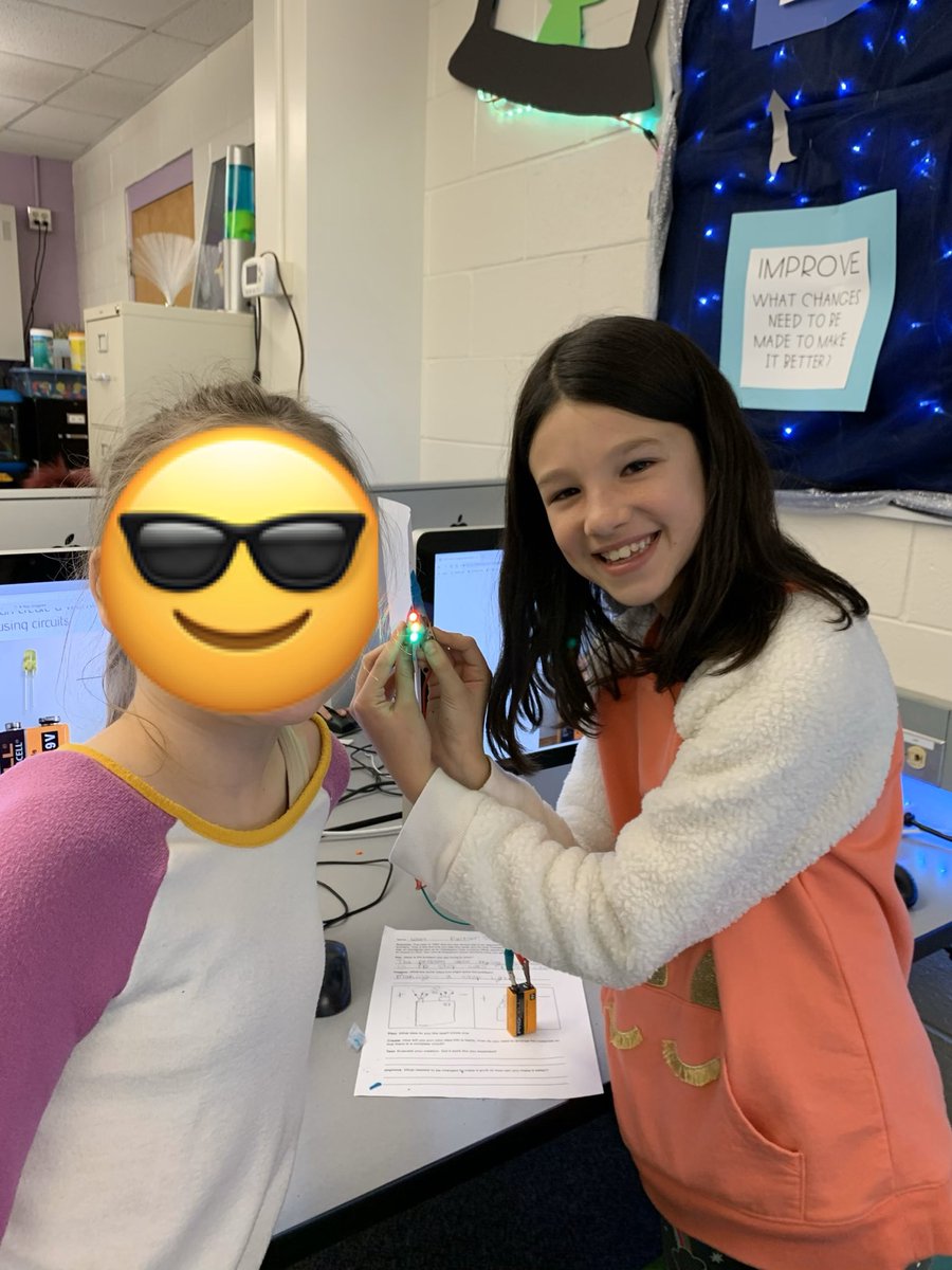 Ms_Kings_Castle's tweet photo. Problem solving! 4th graders created traffic lights to prevent car collisions at intersections while 3rd graders designed night lights to help our youngest hawks sleep at night #circuits #engineeringdesign https://t.co/JACsvM4ZkZ