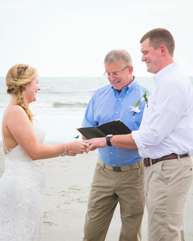 ChsBeachWedding's tweet photo. We’re a bunch of suckers for laughter during the ceremony 😁💕 https://t.co/yOPmV5gJl0