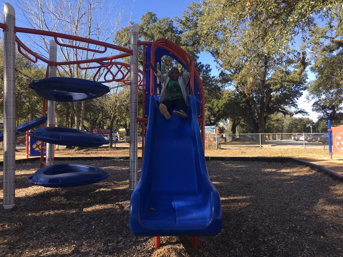 Fondeguidance's tweet photo. @FondeElementary sliding into the weekend like #friyay #allinatfonde https://t.co/txADOir8SV