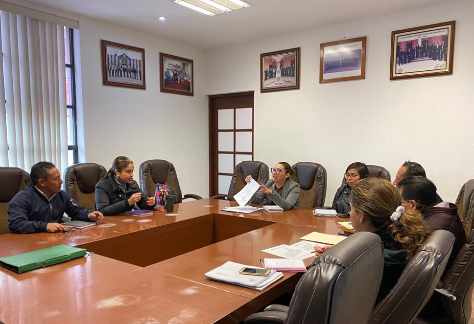 kgeat's tweet photo. Para combatir las carencias sociales de los xonacatlenses y ayudar a familias que viven en condiciones de vulnerabilidad, me reuní con el alcalde Serafín Gutiérrez y personal del @HXonacatlan. Con la encomienda del Lic. @alfredodelmazo, de dar acompañamiento a los municipios. https://t.co/D82v4CNOn6