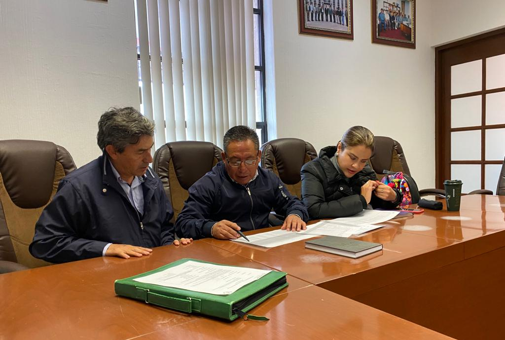 kgeat's tweet photo. Para combatir las carencias sociales de los xonacatlenses y ayudar a familias que viven en condiciones de vulnerabilidad, me reuní con el alcalde Serafín Gutiérrez y personal del @HXonacatlan. Con la encomienda del Lic. @alfredodelmazo, de dar acompañamiento a los municipios. https://t.co/D82v4CNOn6