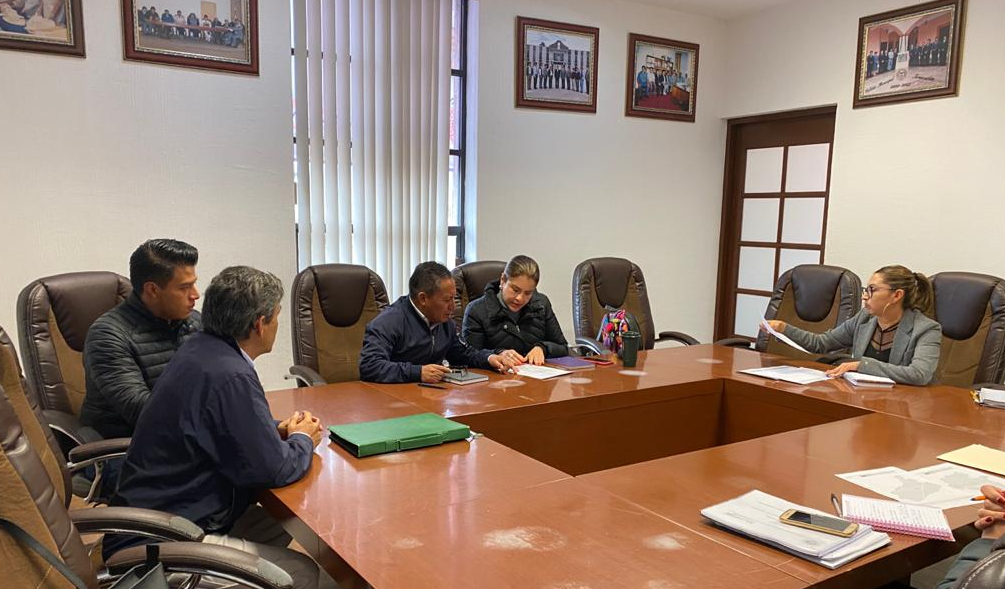 kgeat's tweet photo. Para combatir las carencias sociales de los xonacatlenses y ayudar a familias que viven en condiciones de vulnerabilidad, me reuní con el alcalde Serafín Gutiérrez y personal del @HXonacatlan. Con la encomienda del Lic. @alfredodelmazo, de dar acompañamiento a los municipios. https://t.co/D82v4CNOn6