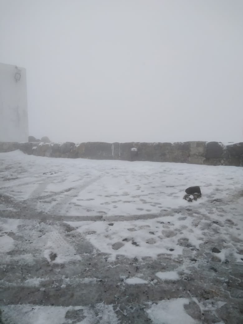 Sinfiltrover's tweet photo. #PorSiTeLoPerdiste #Perote #AguaNieve #Heladas #Veracruz La mañana de este viernes registraron autoridades de @PCEstatalVer caída de agua nieve en el Cofre de Perote. @VialidadXalapa @retioxalapa @Reporte_Indigo https://t.co/Cugq7vjcQm