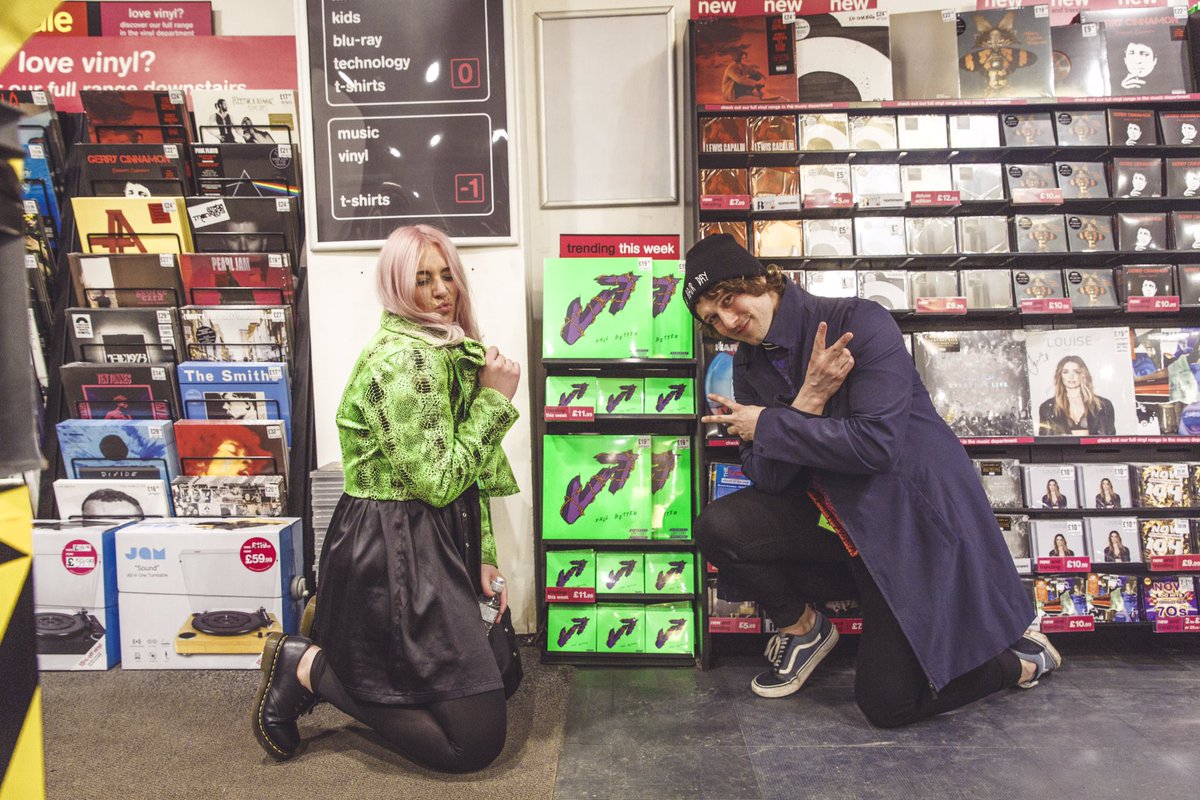FALL BETTER IS OUT NOW EVERYWHERE! CAN YOU FUCKING BELIEVE IT! 💚
📸: <a href="/samanthajguess/">Samantha Guess</a> vukoviband.lnk.to/FallBetter