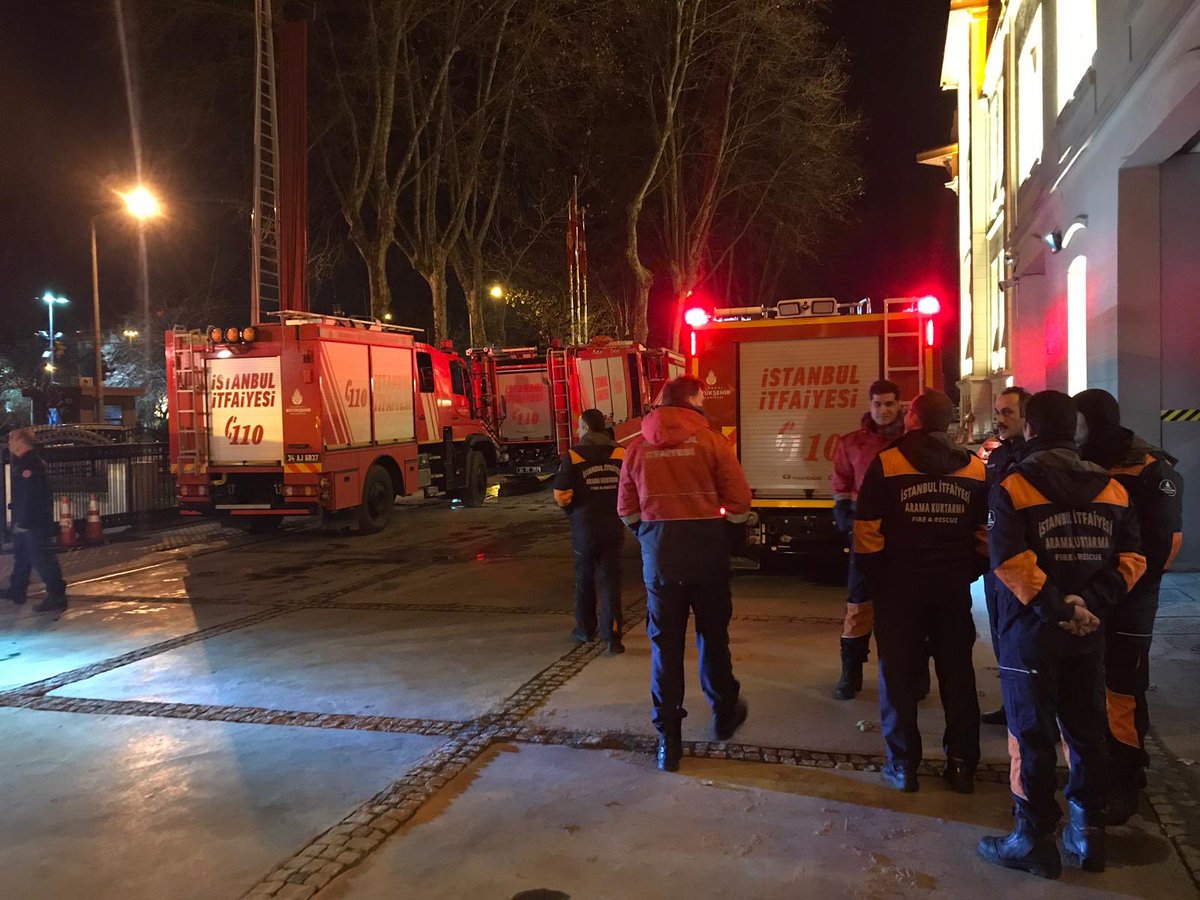 istanbulbld's tweet photo. İBB arama kurtarma, yardım ve lojistik ekibi deprem bölgesine hareket etti. Ekipte 10 arama kurtarma aracı, 3 bin kişiye hizmet verecek yemek tırı, su tankı, soğuk gıda kamyonu, açık kasa kamyonlar,  66 itfaiye personeli, 8 aşçı, 8 şoför ve iki yardımcı personel yer alıyor. https://t.co/2KT2IPxYzd