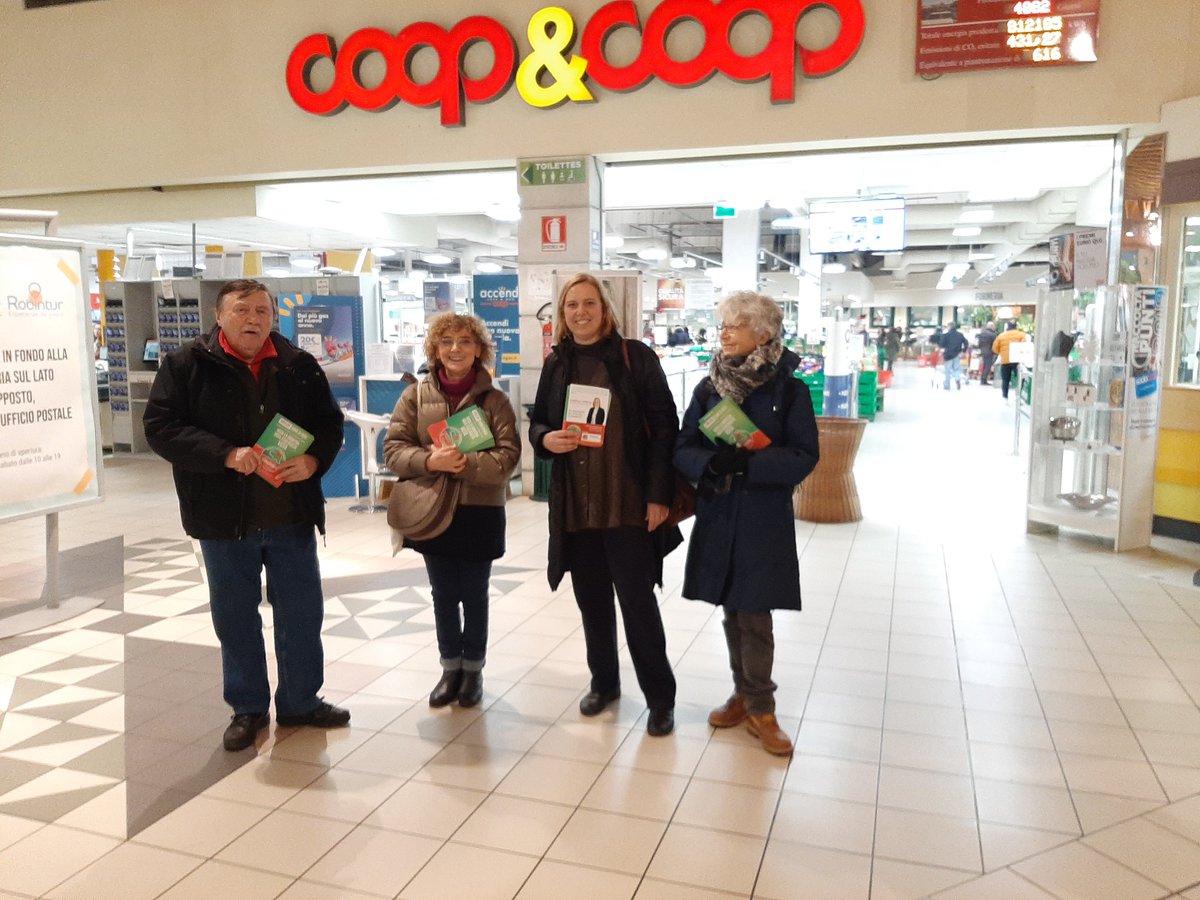 danifre1's tweet photo. Venerdì sera...ultimo volantinaggio alla Coop di San Ruffillo, come essere a casa a dire di votare @CoraggiosaEr e scrivere FREDDI. Chiudiamo così in bellezza con alcuni delle amiche e amici che mi hanno accompagnato in questa avventura. Grazie a tutti!!!
#danielafreddi https://t.co/5l4eUk30mB