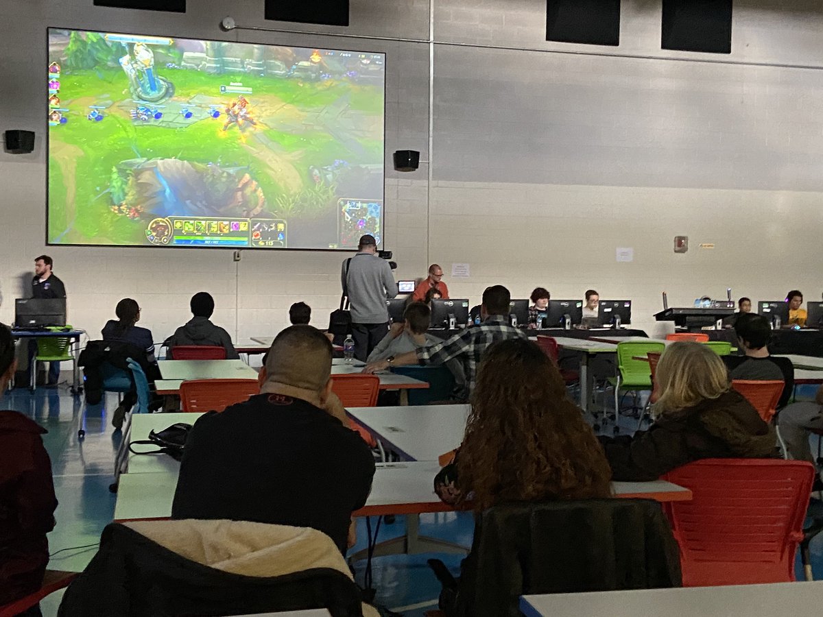 heatherwarrell's tweet image. It’s the @JCPSKY Esports City Championship between @AthleticShawnee and @LouisvilleCHS and boy are these players INTENSE!  #WeAreJCPS YES. #JCPSIT3