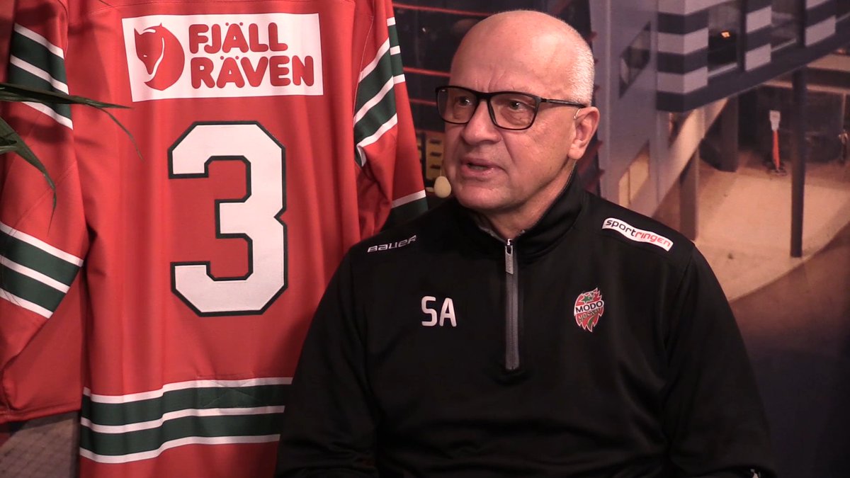 MoDo_Hockey's tweet photo. Alla intresserade av ishockey i allmänhet och MODO Hockey i synnerhet rekommenderas starkt att ta del av samtalet med Sture Andersson inför hissningen av förtjänstfana 12/2: https://t.co/MK5Xml74lJ Biljetter till MODO Hockey-Timrå IK 12/2 är ute på https://t.co/H6lM7hv5cd #modose https://t.co/dwAFiy0SQp