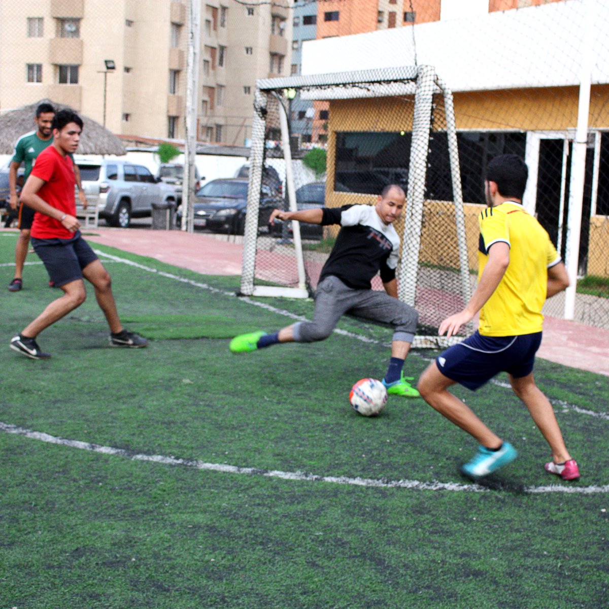 ¡Somos tu mejor opción a la hora de jugar fútbol!. Tenemos un amplio estacionamiento con seguridad. Estamos ubicados en una de las mejores zonas de Maracaibo.