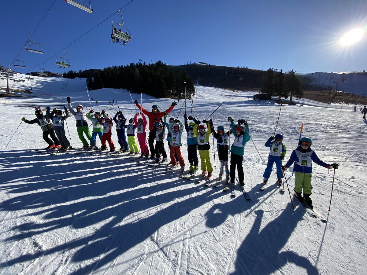 Danes smo uspešno zaključili že 6. vseslovensko akcijo smučarskega ozaveščanja; Šolar na smuči ⛷ Hvala pokroviteljem in partnerjem dogodka, prav tako pa tudi vsem otrokom, katerim smo omogočili to nepozabno izkušnjo ⛷☀️
#solarnasmuci #dobrodelnost #krvavec #jurekosir