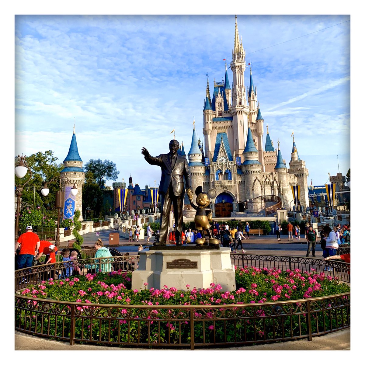 astronolita's tweet photo. This morning, waking up with the statue of Walt Disney and Mickey Mouse #MagicKingdom #DisneyWorld #Disney #ExtraMagicHour #WDW #Orlando #Florida https://t.co/QFCvfWYVta