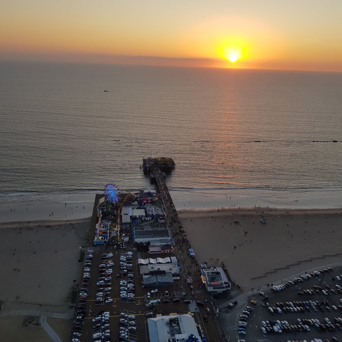 Heliclass's tweet photo. #sunset #helicopter #airbus https://t.co/S4tE0whS4w