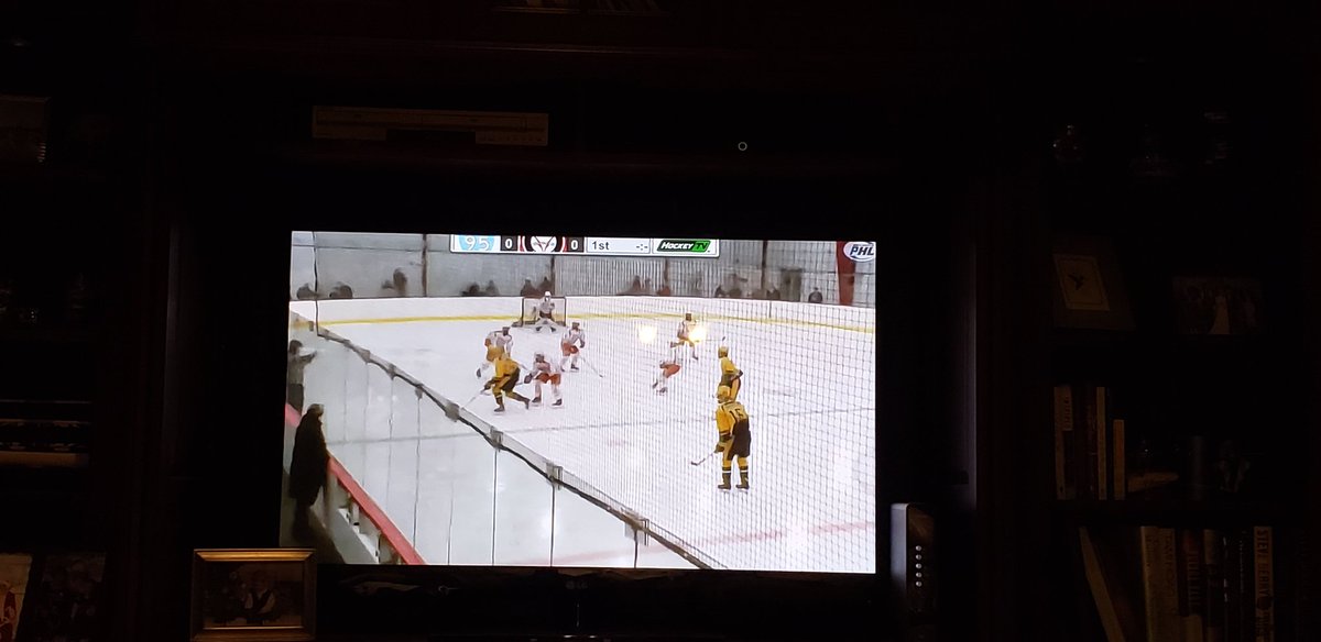 tmmvol's tweet photo. Watching a little @95HockeyGiants hockey on @MyHockeyTV (but why can no one pronounce my kid's name?!) #Gogiants #playformitch #18foreverstrong #carsoninnet #95Giants https://t.co/e4KCXCOW0J