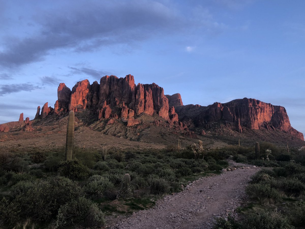 TrailGail1's tweet photo. Golden hour at #LostDutchman ✨🌞 https://t.co/Y7oPSCfDxu