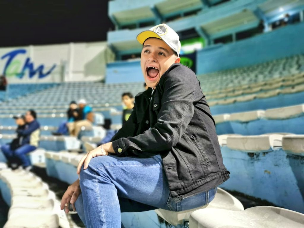 Nadie:
Absolutamente nadie:

Todos los hombres cuando ponen Tusa en el estadio: